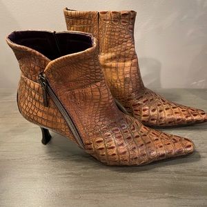 Donald J Pliner designer kitten heel booties